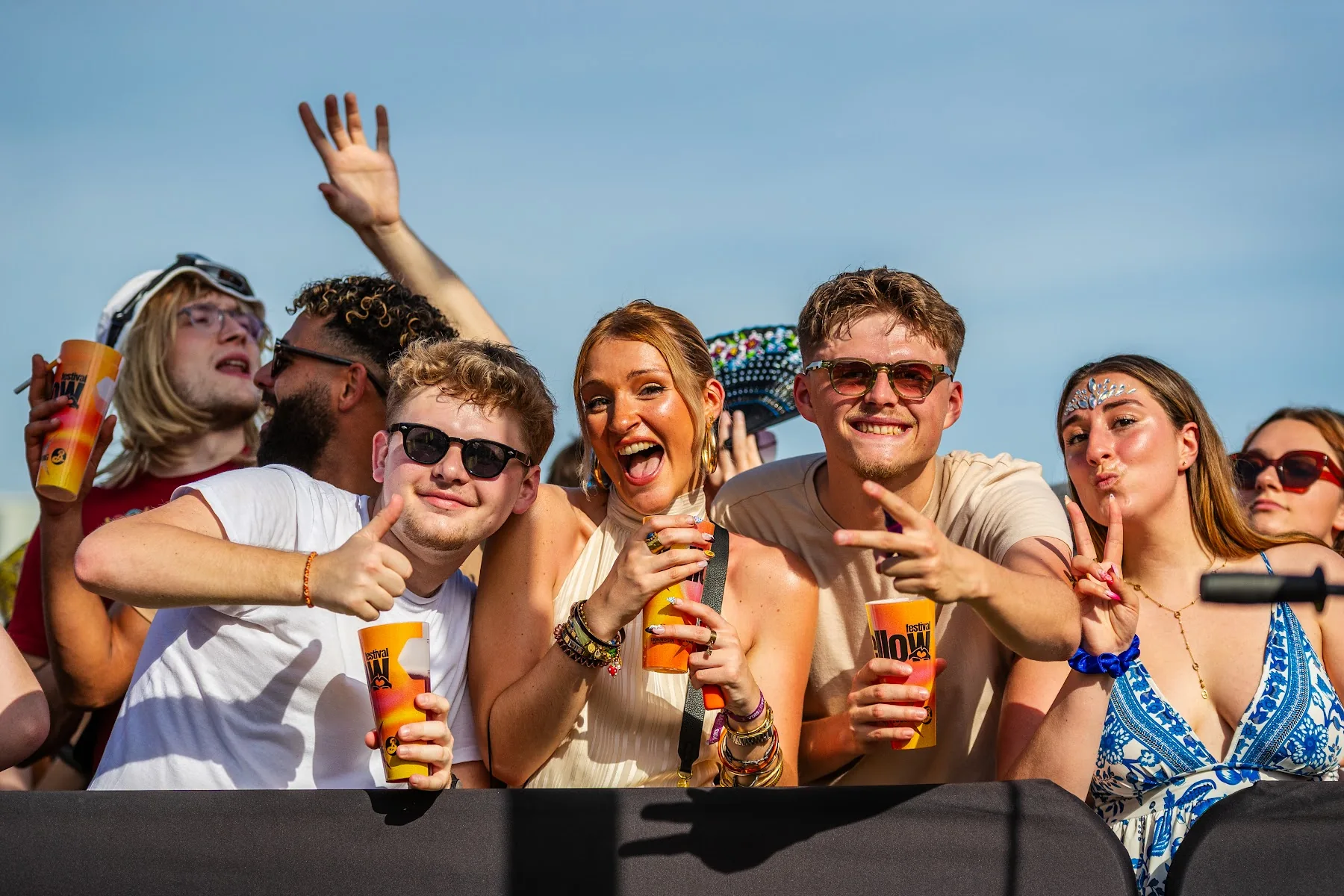Un groupe d’amis au soleil — Yellow Festival 2026