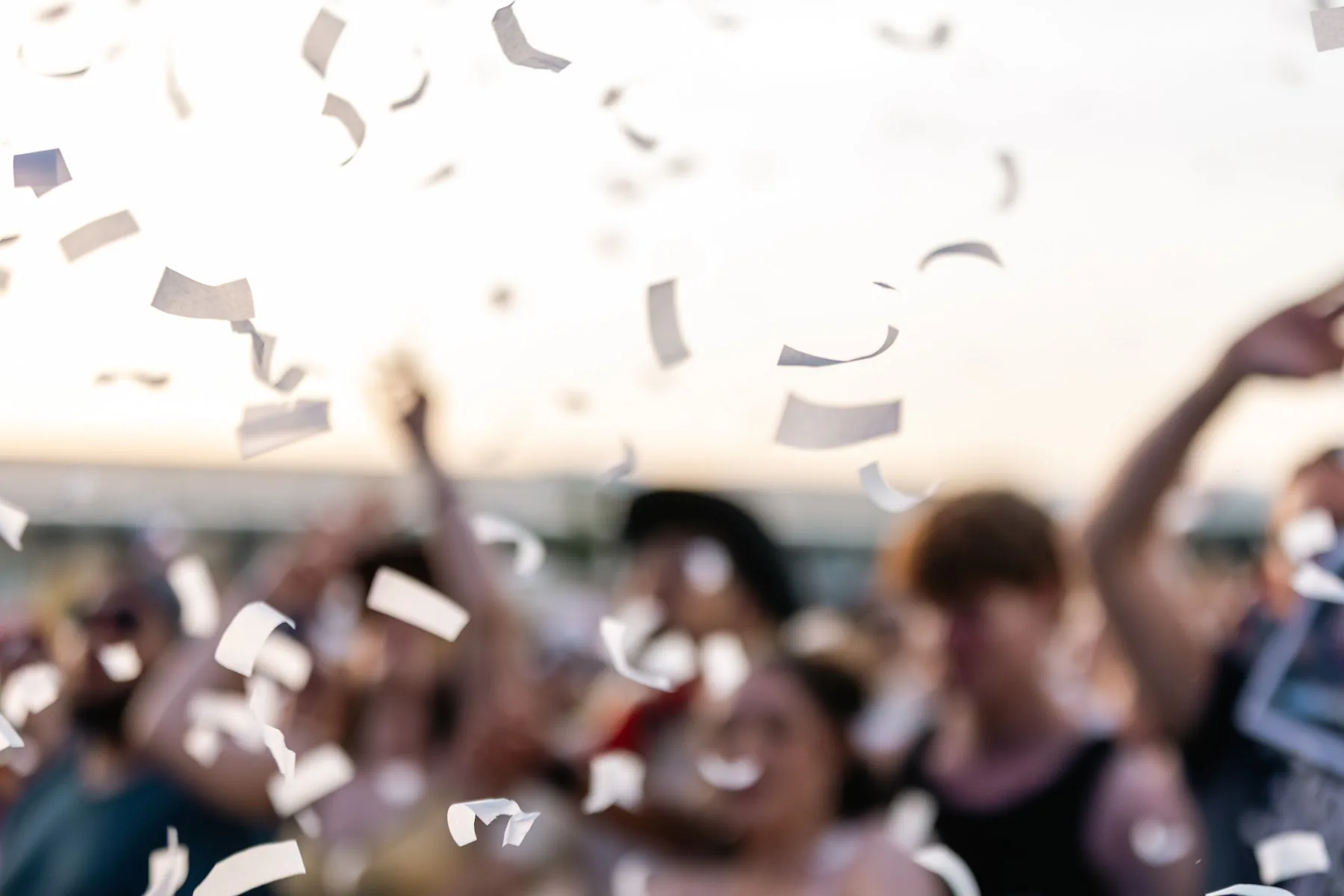 Les confettis flottent au-dessus des mains levées — Yellow Festival 2026