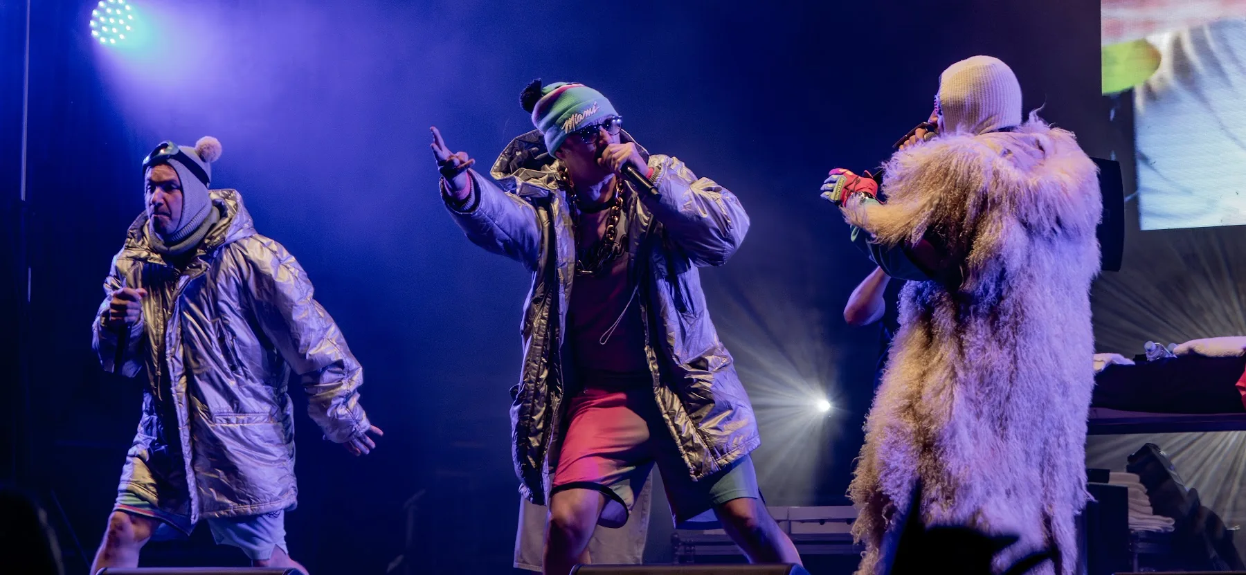Des artistes réunis sous les projecteurs bleus — Yellow Festival 2026
