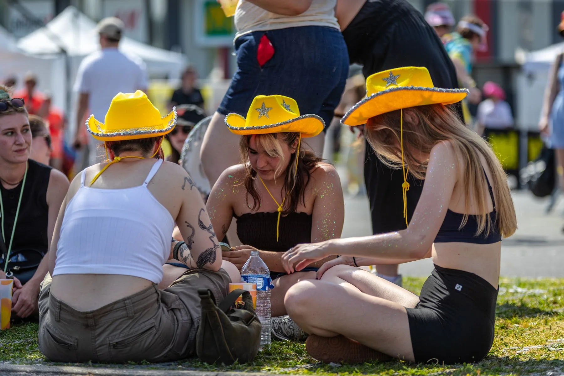 Des amies partagent une pause sur l’herbe — Yellow Festival 2026