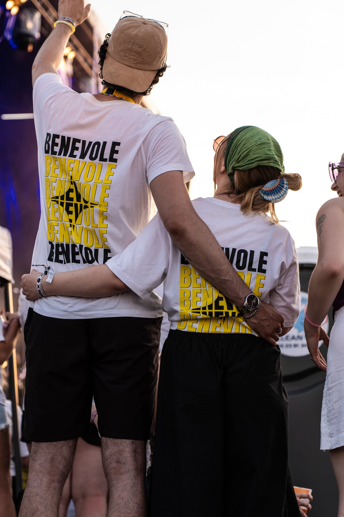 Deux bénévoles du Yellow Festival enlacés devant la scène en 2026