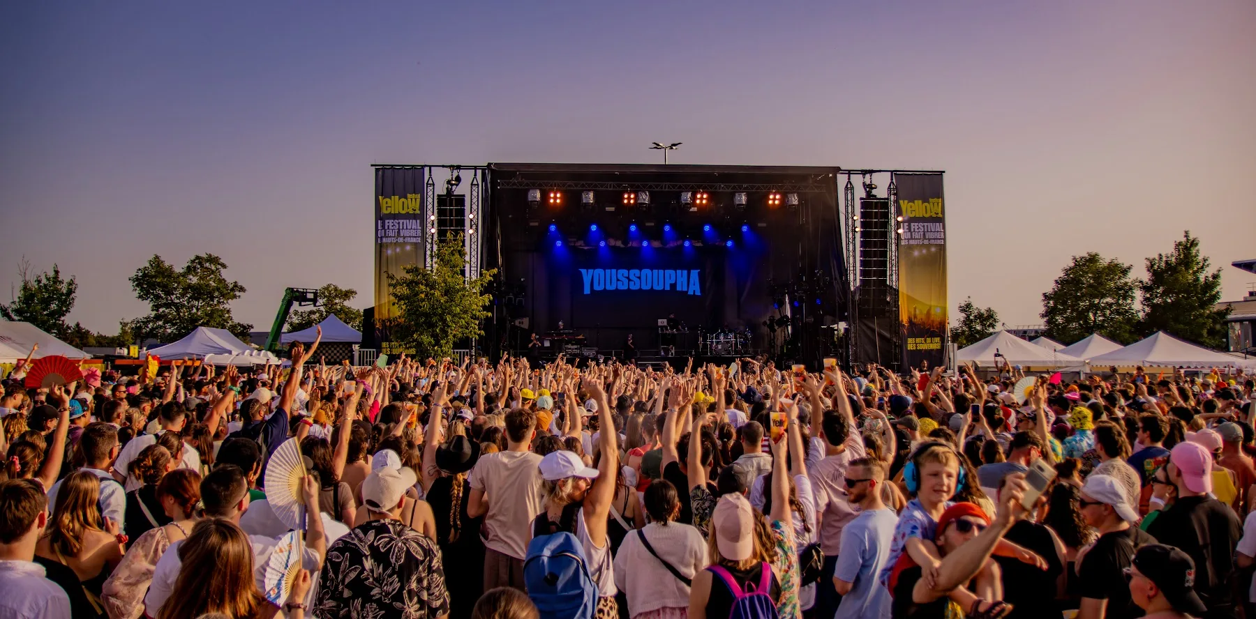 La grande scène et la foule au crépuscule — Yellow Festival 2026