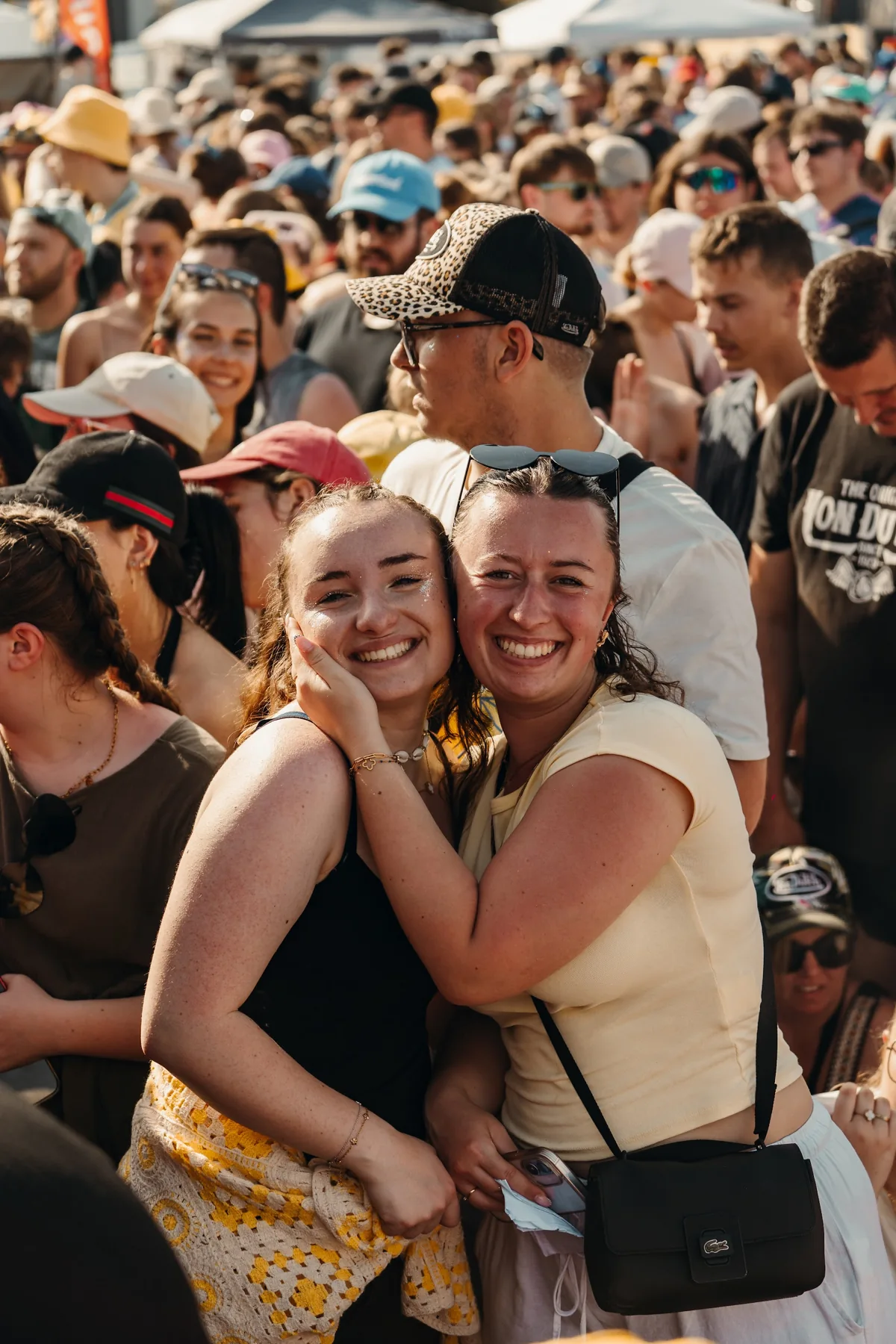 Deux festivalières souriantes dans la foule — Yellow Festival 2026