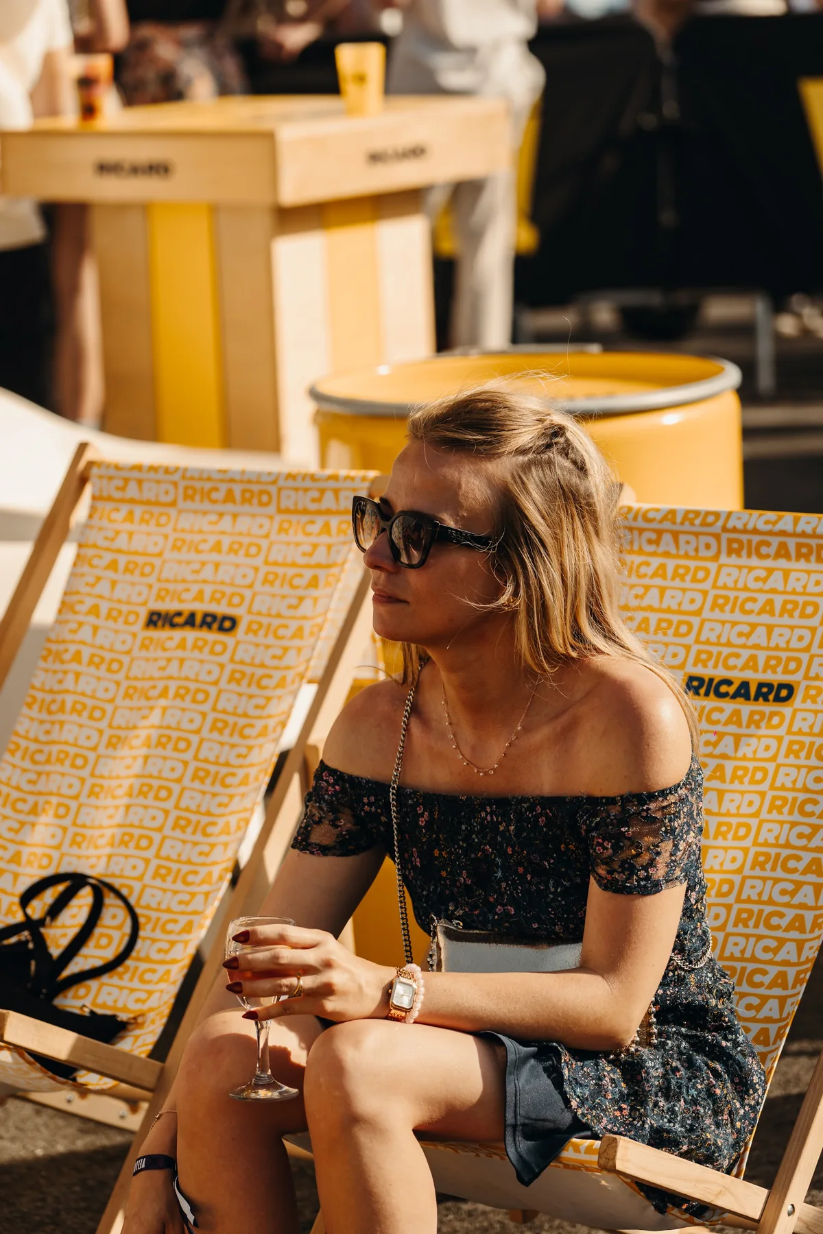 Une festivalière profite d’un moment de détente — Yellow Festival 2026