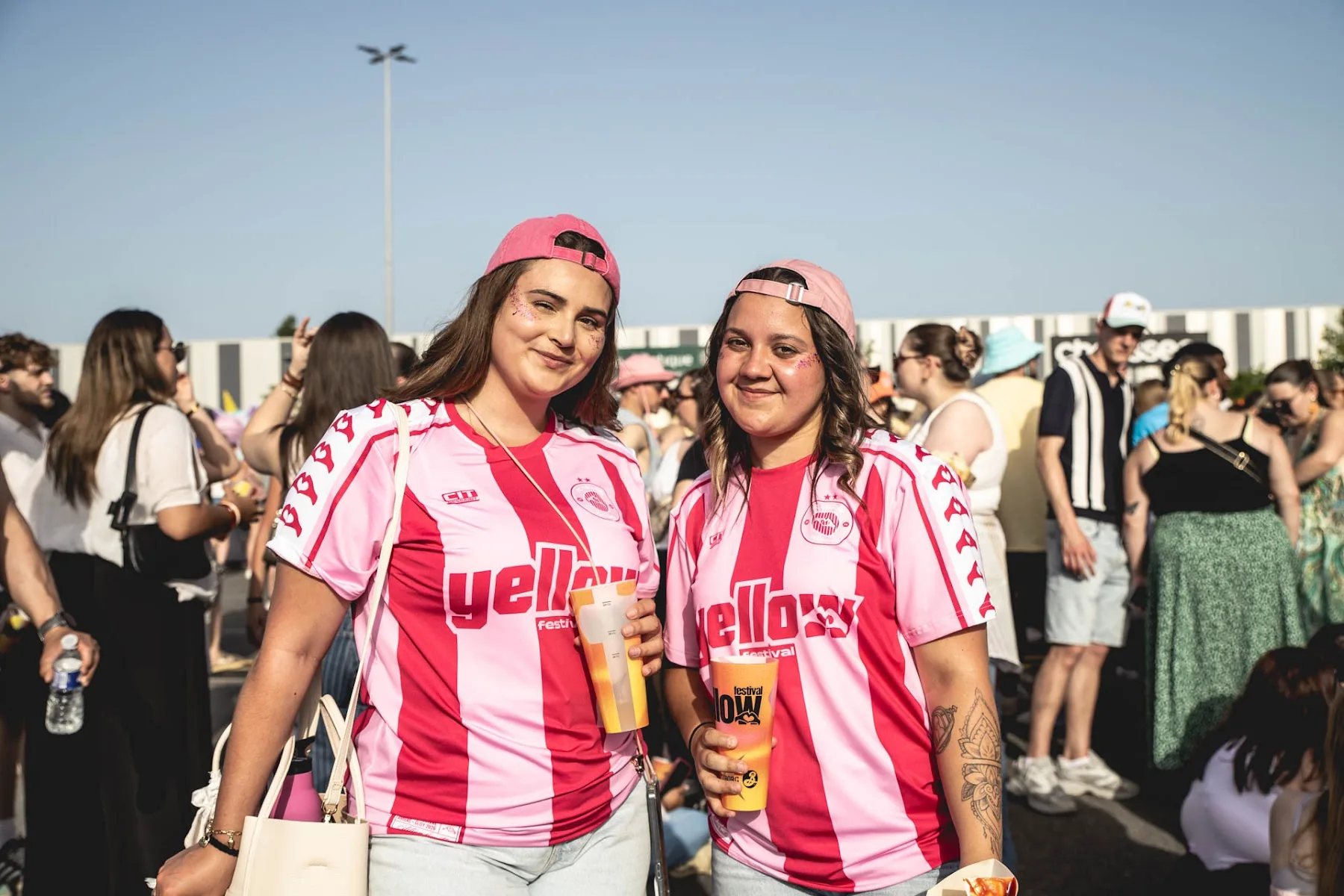 Deux festivalières en maillots roses Yellow — Yellow Festival 2026