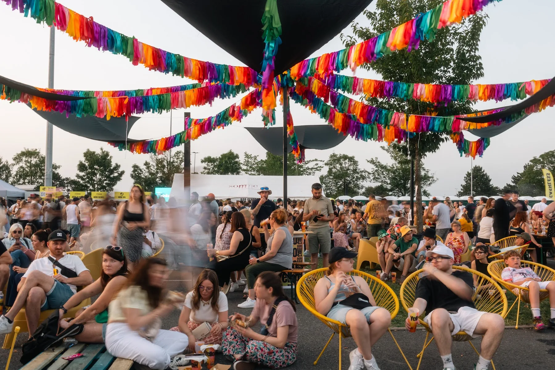 Un moment de détente sous les guirlandes — Yellow Festival 2026