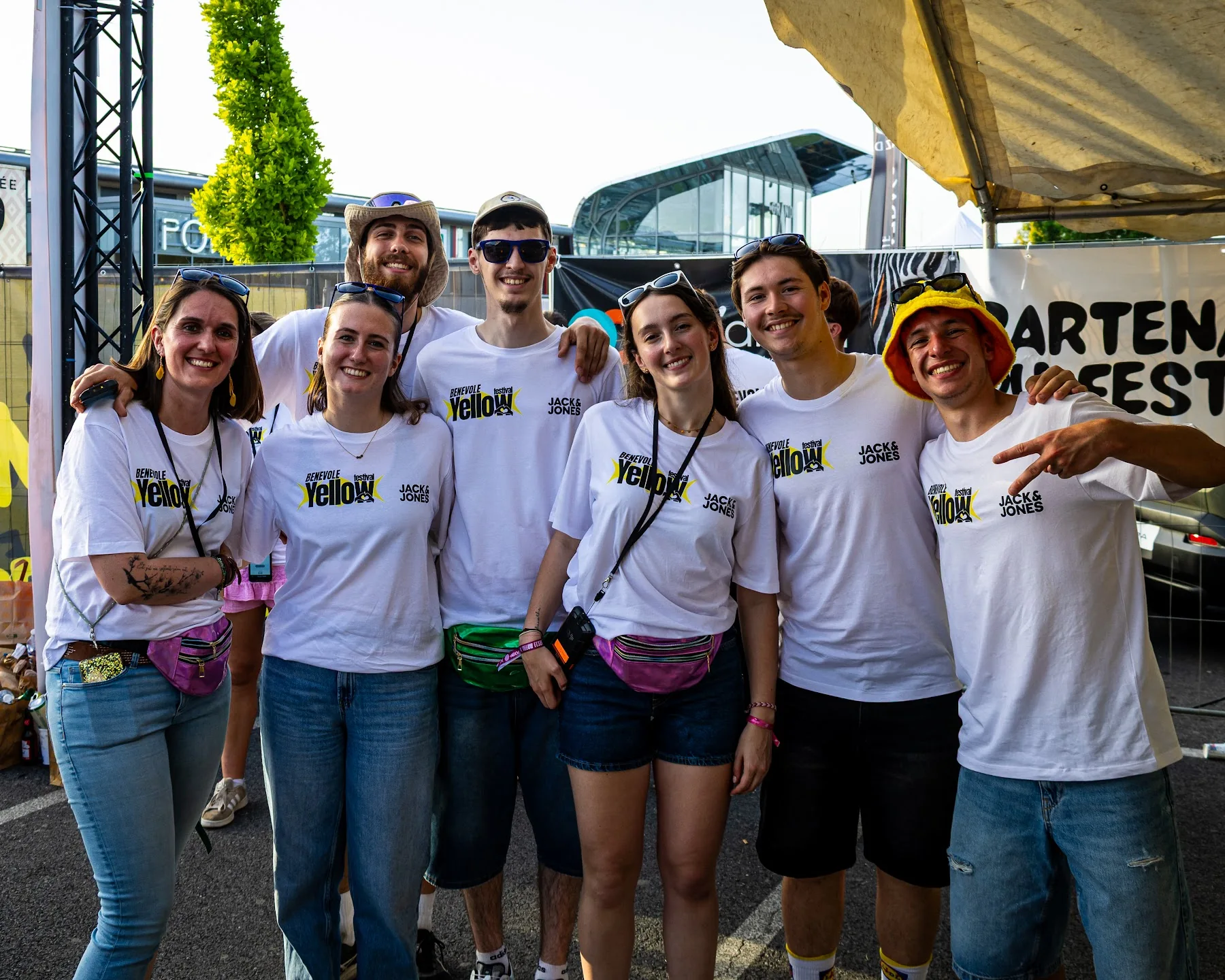 Une équipe de bénévoles en tee-shirts blancs — Yellow Festival 2026