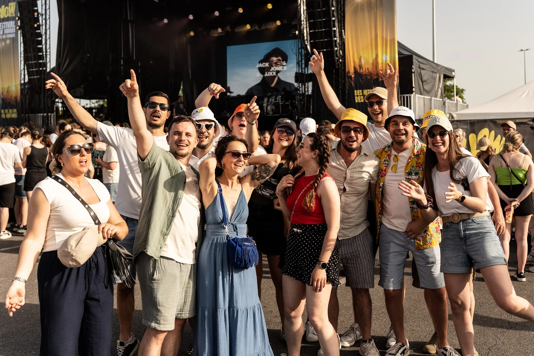 Un groupe de festivaliers pose ensemble — Yellow Festival 2026