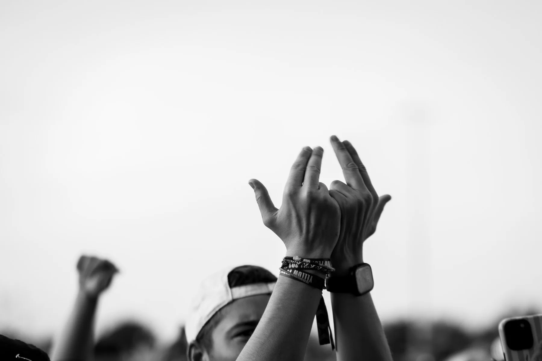 Des mains levées, en noir et blanc — Yellow Festival 2026