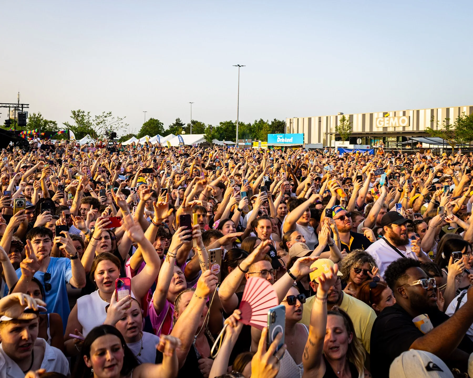 La foule, les bras levés devant la scène — Yellow Festival 2026