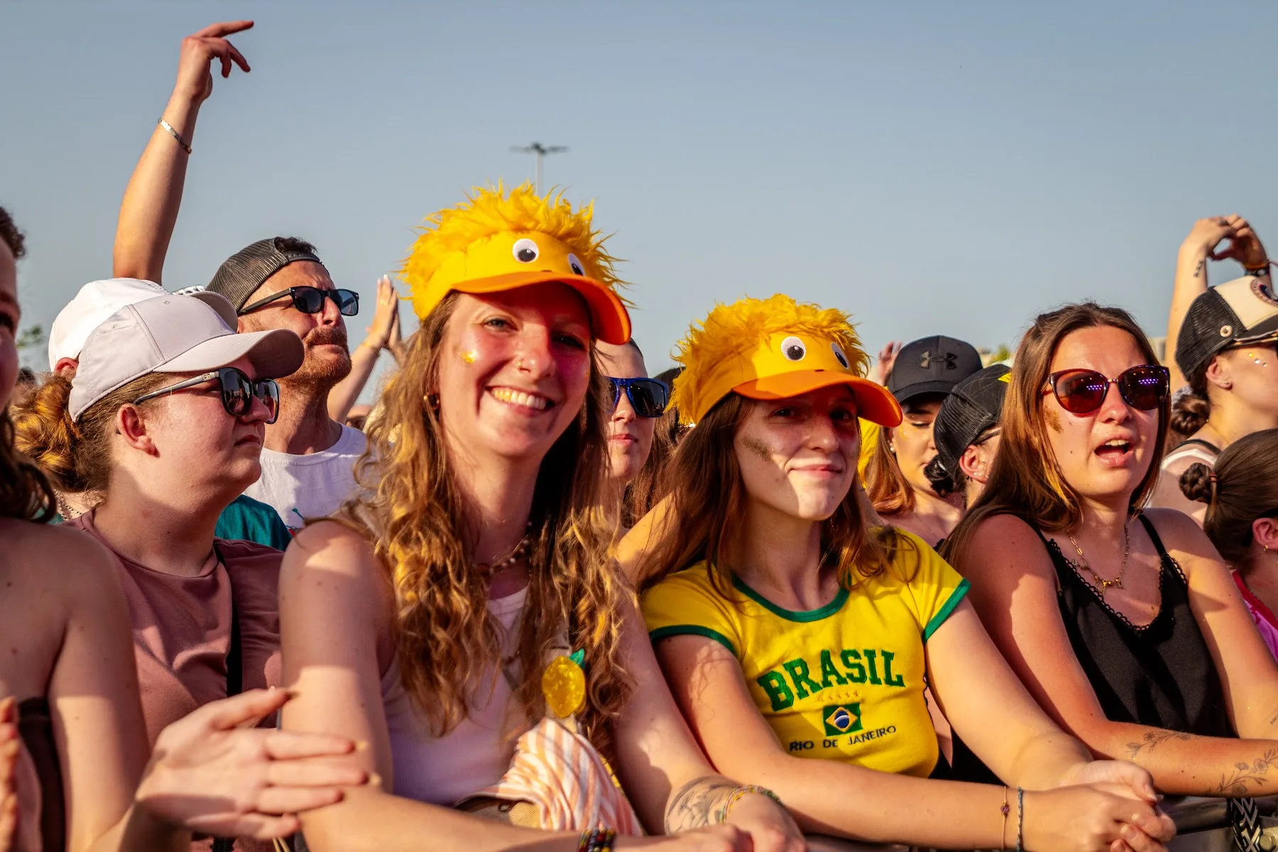 Des festivalières en chapeaux jaunes au premier rang — Yellow Festival 2026