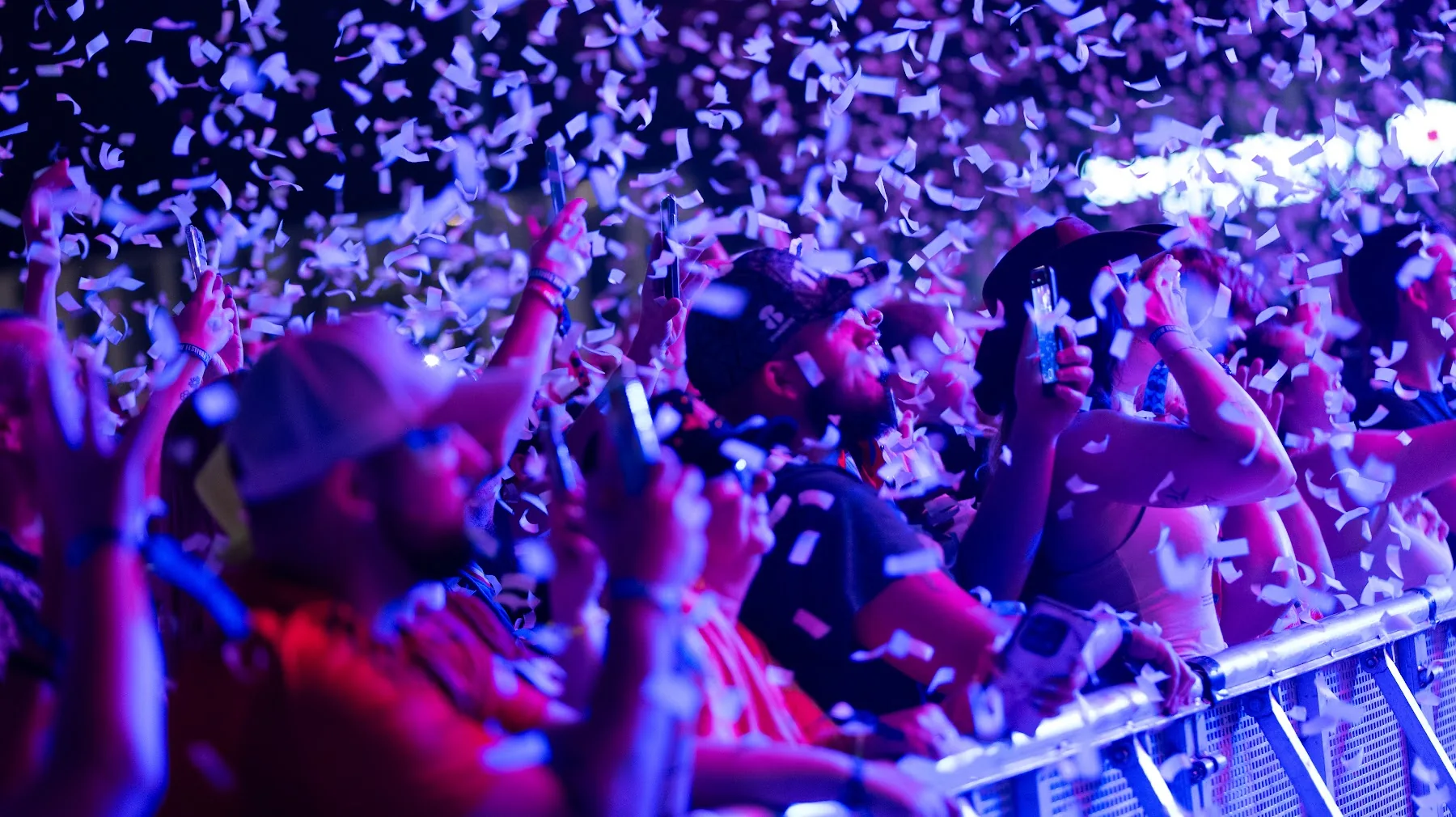 Le public sous une pluie de confettis — Yellow Festival 2026