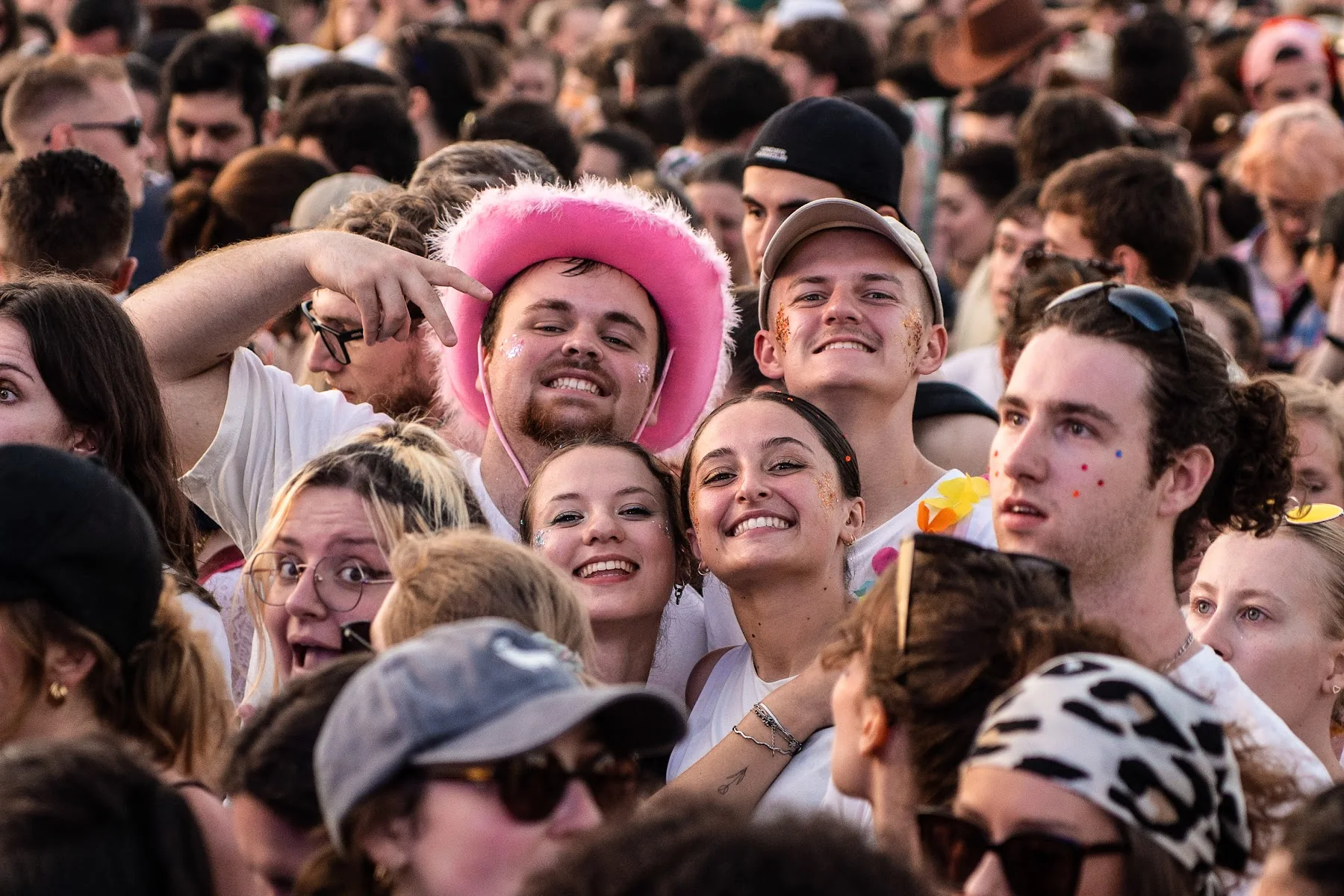 Des amis réunis au milieu du public — Yellow Festival 2026