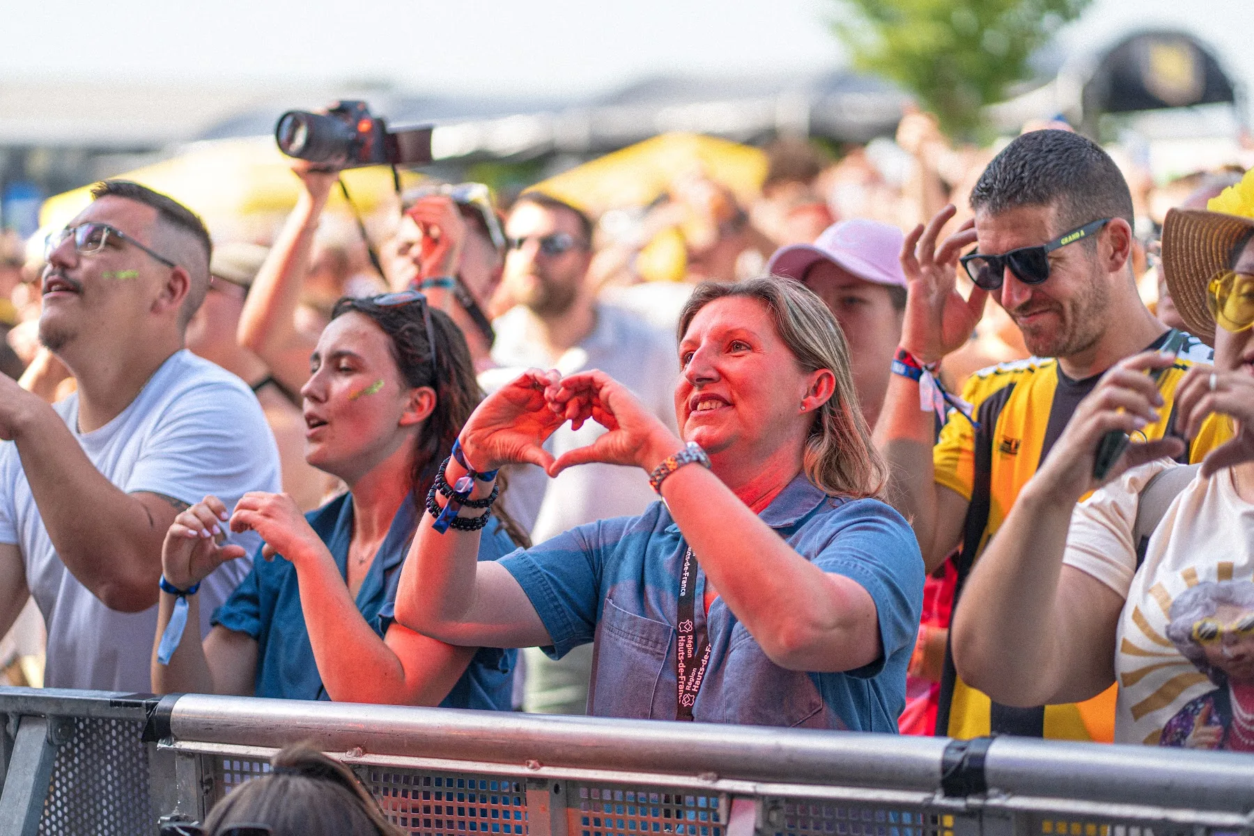 Des festivaliers chantent ensemble — Yellow Festival 2026