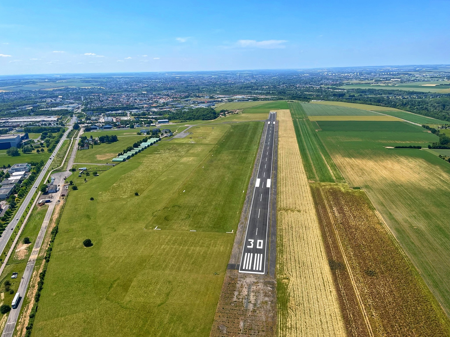 Vue aérienne de la piste et des hangars de l’aérodrome Amiens–Glisy