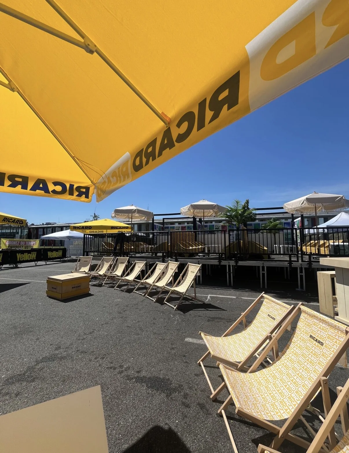 Des transats et des parasols dans l’espace de détente — Yellow Festival 2026