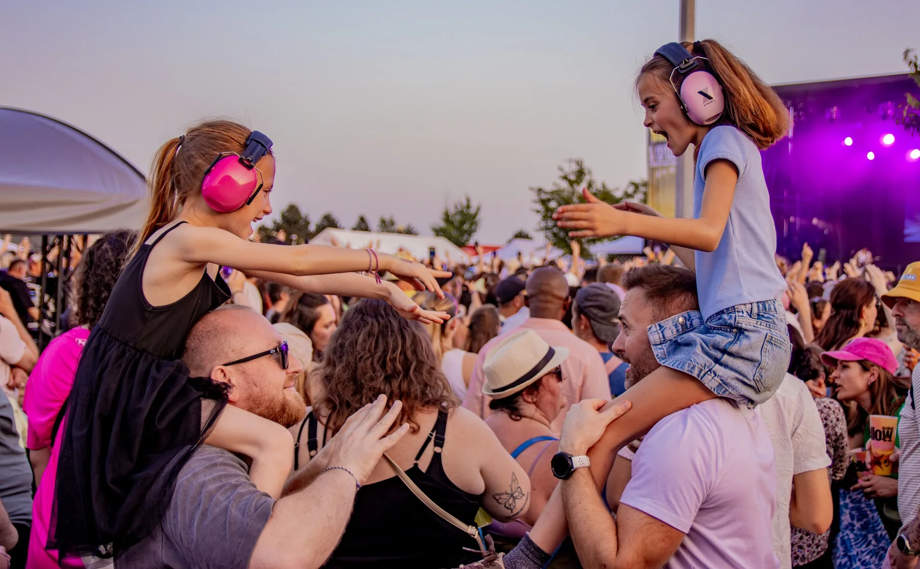 Des enfants avec leurs casques antibruit sur les épaules de leurs parents — Yellow Festival 2026