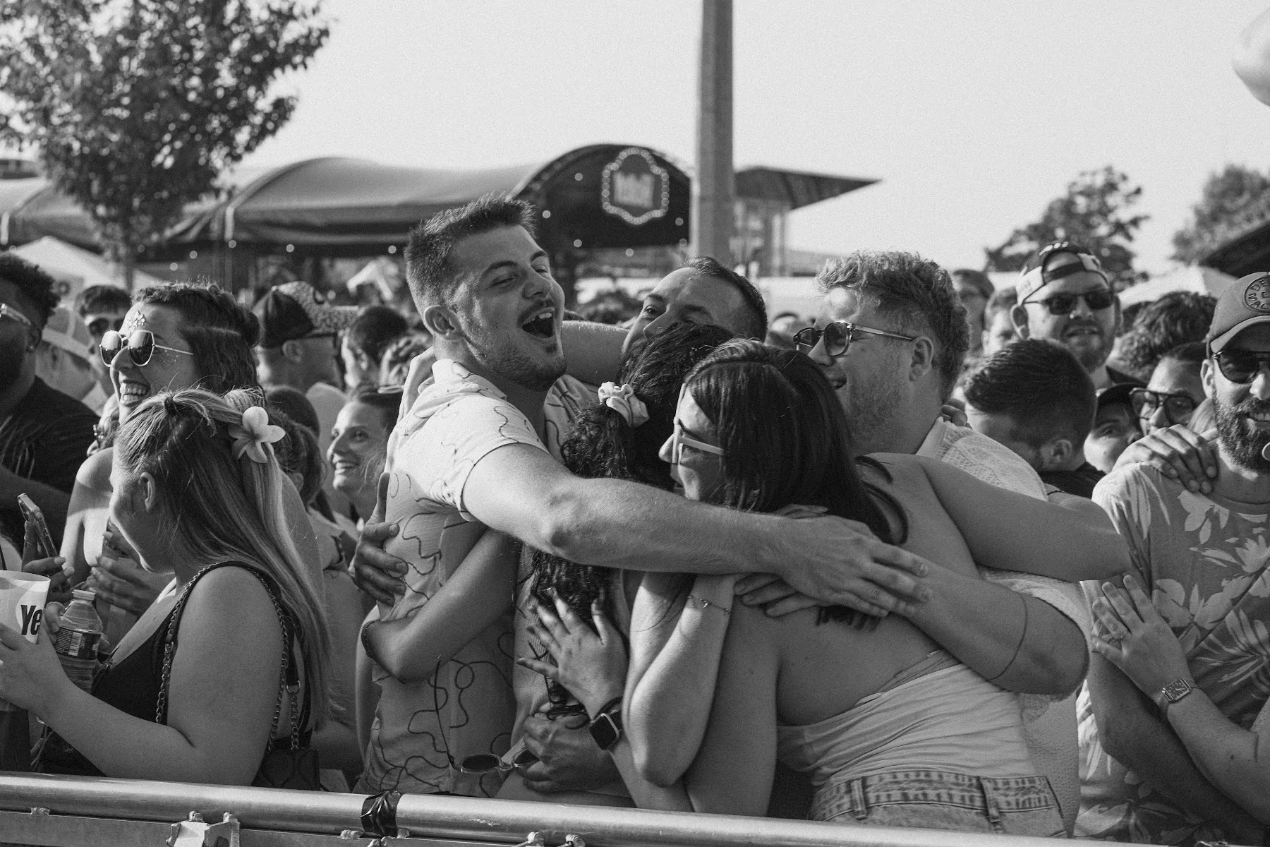 Des retrouvailles dans le public, en noir et blanc — Yellow Festival 2026