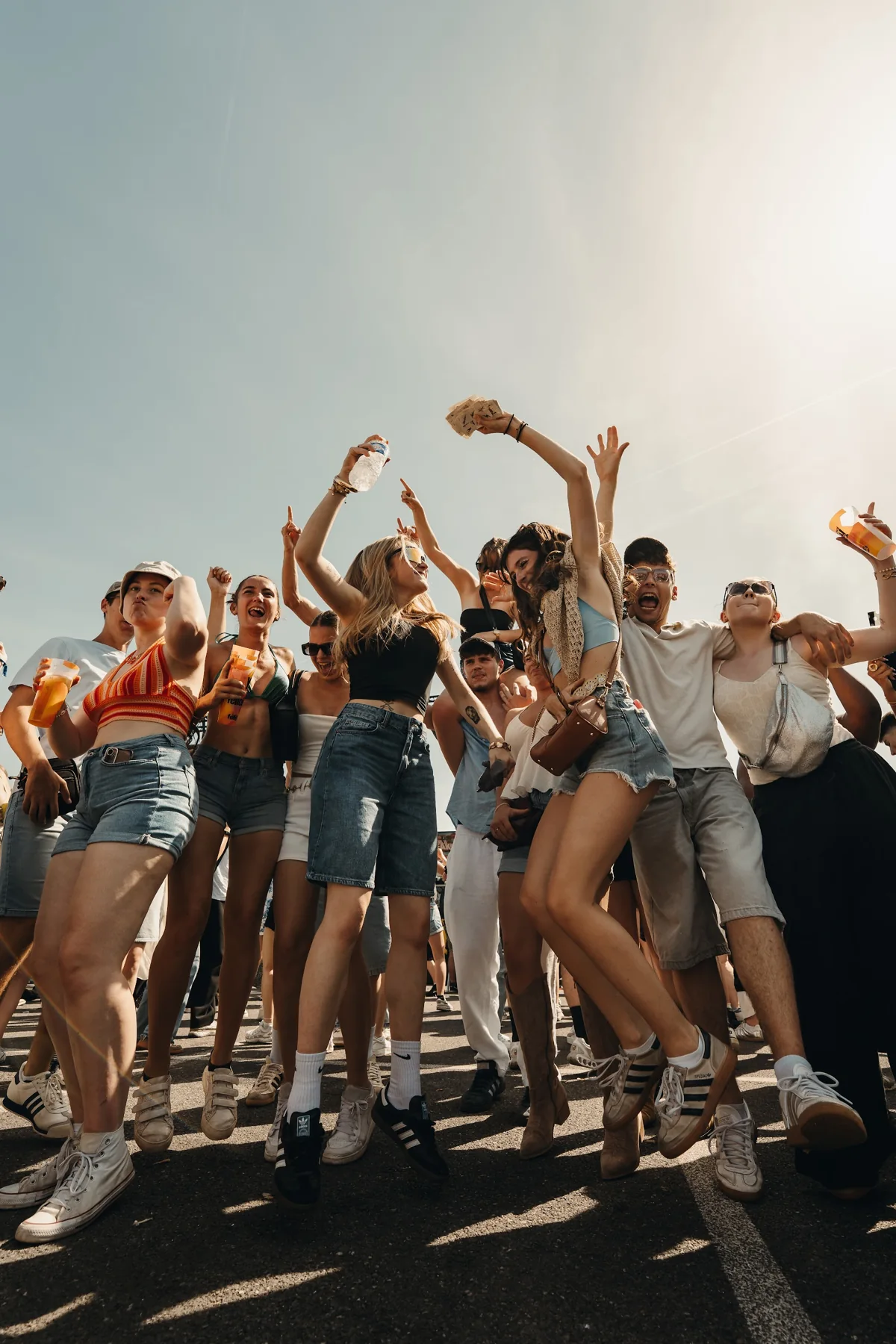Un groupe d’amis danse au Yellow Festival 2026