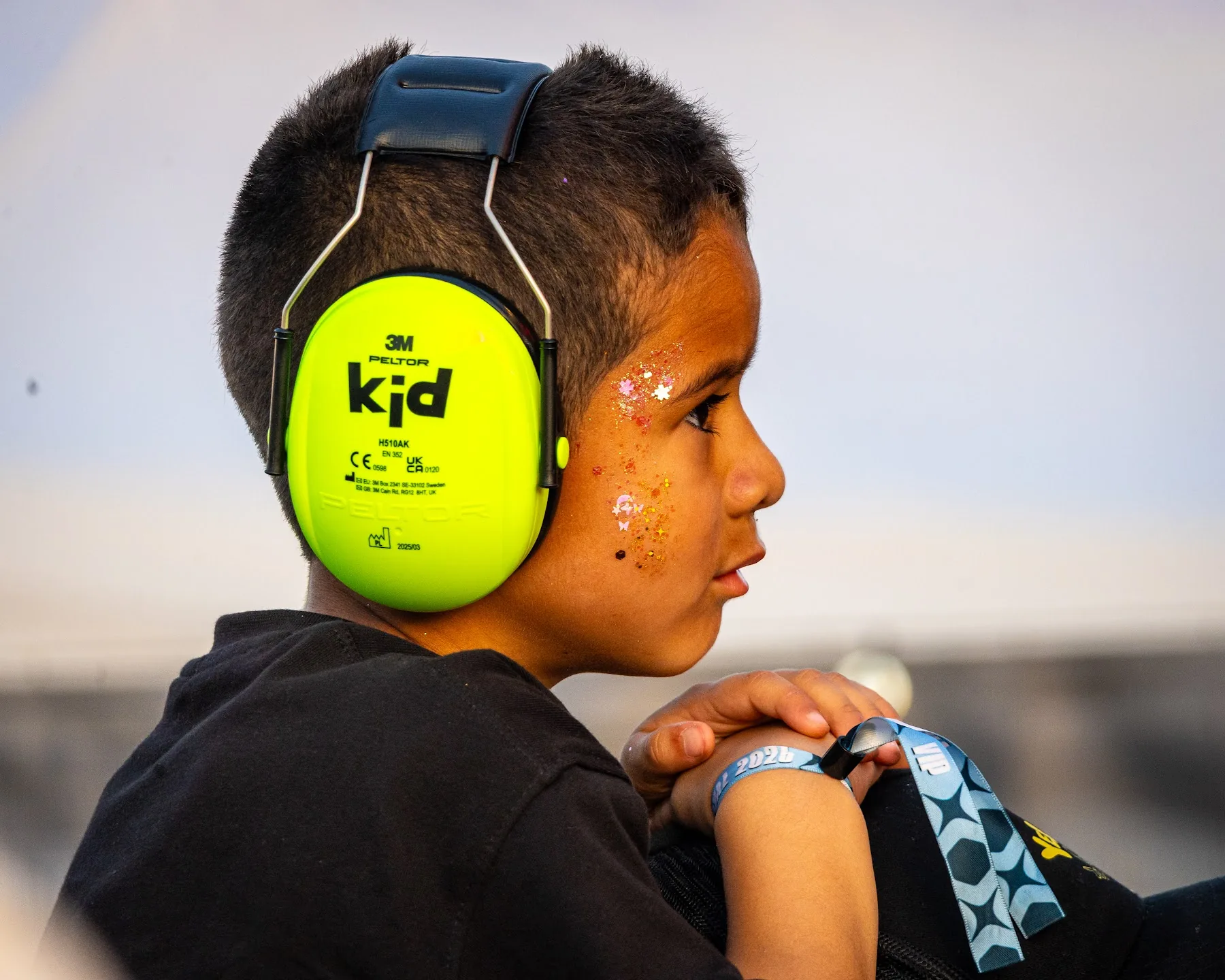 Un jeune festivalier portant un casque de protection auditive — Yellow Festival 2026