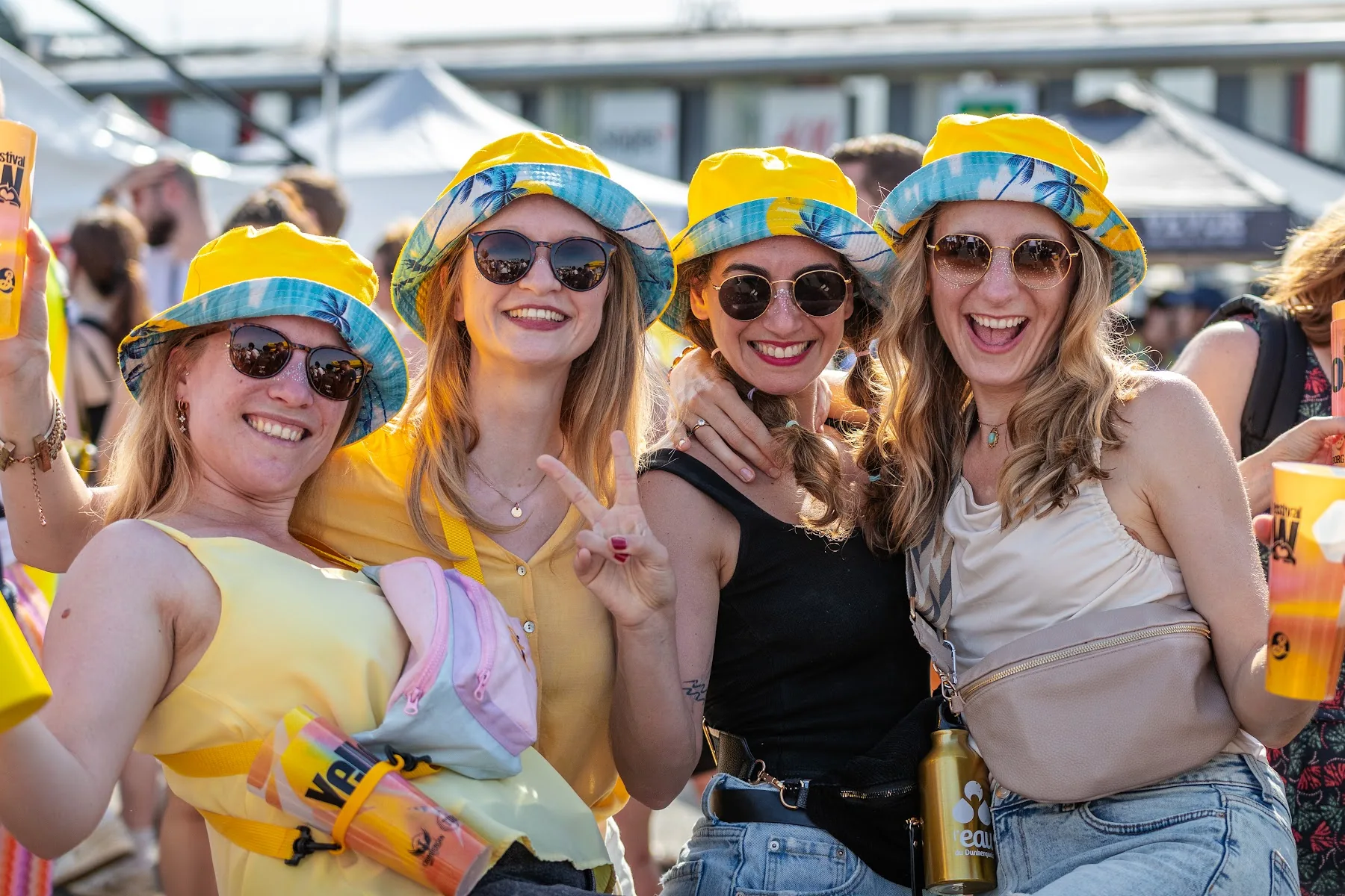 Quatre amies avec leurs chapeaux jaunes — Yellow Festival 2026